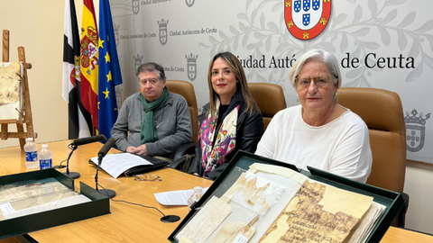 Jos&eacute; Luis G&oacute;mez Barcel&oacute;, cronista oficial de la ciudad de Ceuta; Pilar Orozco, consejera de Educaci&oacute;n, Cultura y Juventud ; y Roc&iacute;o Valriberas, directora del Archivo General de Ceuta / Daniel Hern&aacute;ndez