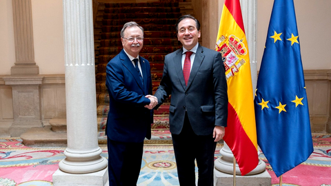 Vivas saluda a Albares en la reuni&oacute;n de este jueves 
