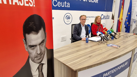 El secretario general del PP y la coordinadora general del partido en Ceuta durante su comparecencia de este lunes _ Laura Ortiz