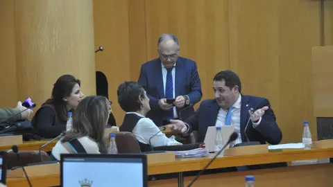  Ram&iacute;rez con sus compa&ntilde;eros de Gobierno tras lograr aprobar el Plan. 