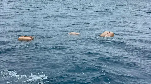 Fardos de hach&iacute;s encontrados en el mar