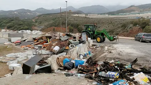 Operarios de Servilimpce, trabajando en el vertedero del Fort&iacute;n del Pr&iacute;ncipe / Archivo