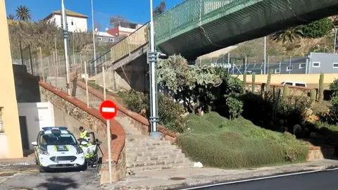  Guardia Civil haciendo pruebas con un dron por la Carretera Nueva 