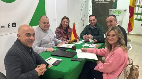  Al fondo, Juan Sergio Redondo, con Ivan Rajac a su izquierda, durante una reuni&oacute;n del CEP de Vox Ceuta. 