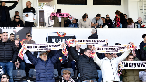 La afici&oacute;n caballa disfruta del triunfo de la AD Ceuta FC