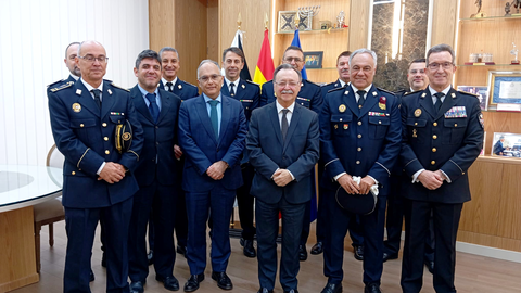 El presidente de la Ciudad, Juan Vivas, ha participado este viernes en la entrega de las divisas al nuevo inspector de la Polic&iacute;a Local, Manuel Pi&ntilde;ero.