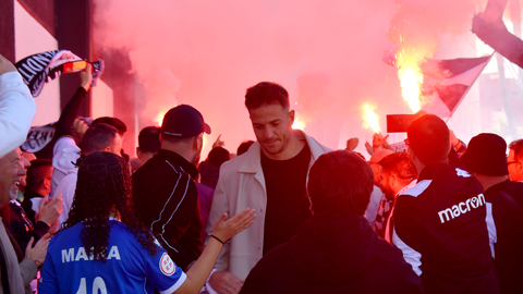 Recibimiento de la afici&oacute;n caballa a la AD Ceuta FC. Foto: Rafa B&aacute;ez