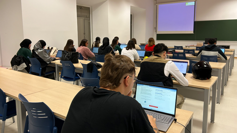 Alumnos de la Facultad durante el programa "Simulaci&oacute;n Macroecon&oacute;mica con ECONLAND&rdquo; / Cedida