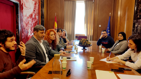 Los integrantes de Ceuta Ya! durante su reuni&oacute;n con la representante de Podemos para la presentaci&oacute;n de esta PNL