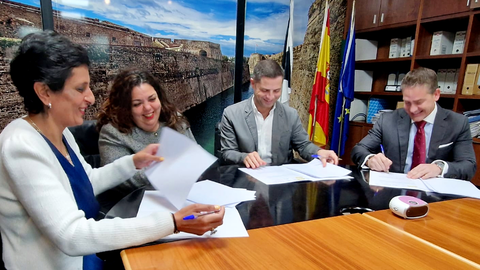 Momento de la firma del convenio que facilitar&aacute; la financiaci&oacute;n para el emprendimiento
