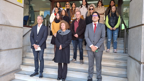 Minuto de silencio a las puertas de la Delegaci&oacute;n del Gobierno
