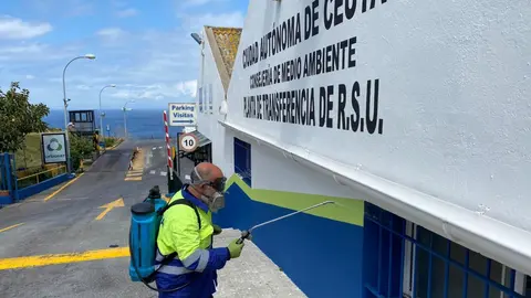  La nueva tasa es obligatoria por normativa nacional y europea y sanciona precisamente los costes de trasladar la basura a la pen&iacute;nsula./archivo 