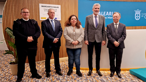 Presidente de la Ciudad, delegada del Gobierno y Comandante General, junto al presidente de Bale&agrave;ria y el capit&aacute;n del buque 'Margarita Salas' / Laura Ortiz
