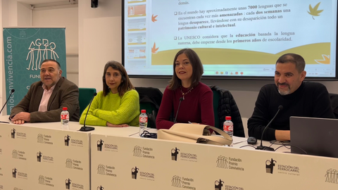 Mesa redonda 'Presente y Futuro de las lenguas maternas' en la Estaci&oacute;n / Alma Palomino