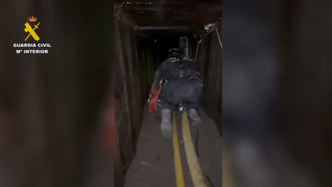 La Guardia Civil inspeccionando el narco t&uacute;nel