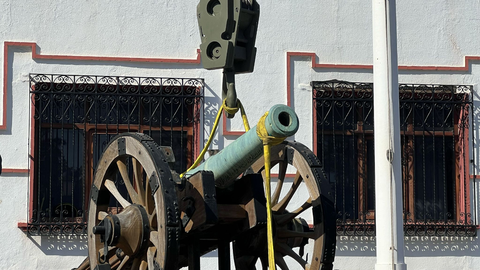 Labores de reparaci&oacute;n y mantenimiento de los ca&ntilde;ones de la Comandancia General de Ceuta / Alma Palomino