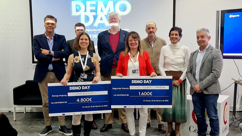 Las ganadoras de este Demo Day, junto al jurado y los encargados de entregar los premios / Laura Ortiz