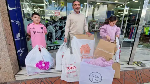 Andres Felipe Fern&aacute;ndez junto a dos de sus siete hijos al finalizar este Rally de compras / Laura Ortiz