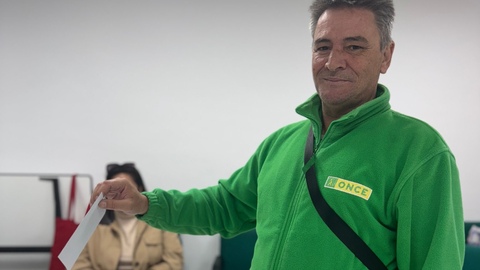 Trabajador de la ONCE votando durante las elecciones celebradas ayer / Cedida