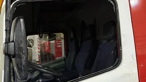 Coche de bomberos apedreado