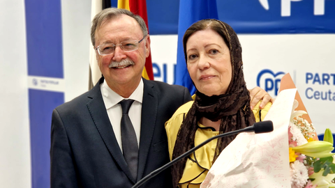 Anisa Milud junto al presidente del PP, Juan Vivas, durante la entrega del Premio Mujer 10 / Laura Ortiz