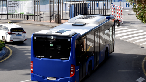 Autob&uacute;s en la rotonda del Poblado Marinero / Archivo