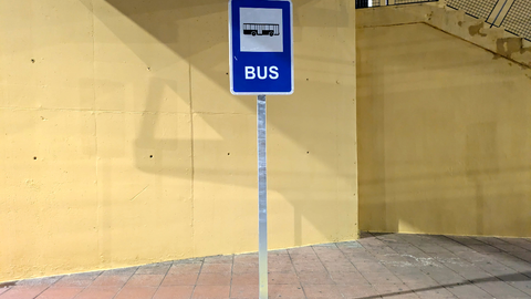 Se&ntilde;alizaci&oacute;n de parada de autob&uacute;s situado frente al Coso / Rafa B&aacute;ez