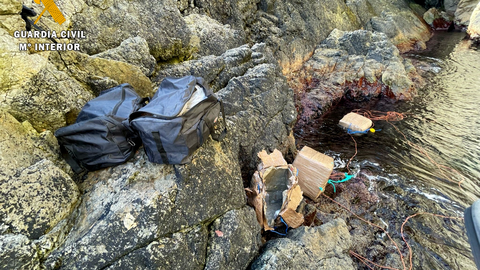 La Guardia Civil intercepta 200 kilos de hach&iacute;s en un acantilado del Monte Hacho 