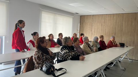 Programa de actividades de Cruz Roja dirigido a mujeres mayores / Alma Palomino