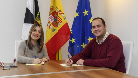 La consejera firma el convenio con el presidente de la Casa de Ceuta en Algeciras _ Ciudad Aut&oacute;noma de Ceuta