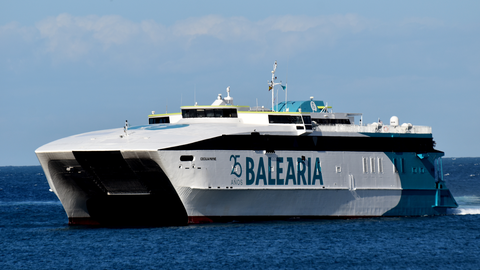 Barco de Balearia llegando al Puerto de Ceuta / Archivo