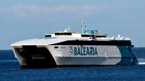 Barco de Bale&aacute;ria llegando al Puerto de Ceuta / Archivo