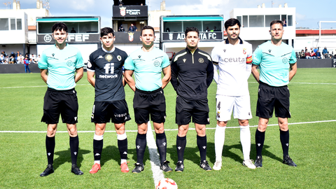 El tr&iacute;o arbitral junto a los capitaes de la AD Ceuta FC y del H&eacute;rcules de Alicante