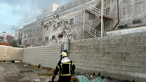 Los bomberos actuando en el incendio declarado en el antiguo Hospital de la Cruz Roja / Alma Palomino