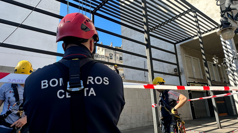 Los bomberos practican una de los escenarios de las pr&oacute;ximas Jornadas de Rescate Vertical / Mohammed Ettouileb