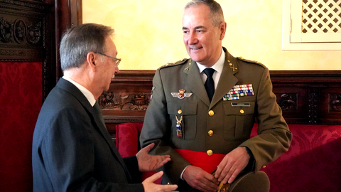 El nuevo Comandante General, Luis Fern&aacute;ndez, departe con el presidente de la Ciudad, Juan Vivas