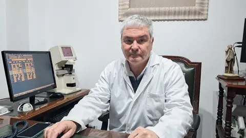 AURELIO ROCHA, OFTALM&Oacute;LOGO / C&eacute;sar Mart&iacute;n