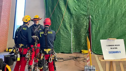 Jornadas de rescate vertical en Linares / Cedidas