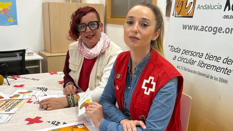 Estefan&iacute;a Mu&ntilde;oz, t&eacute;cnico de ocio y tiempo libre de Cruz Roja en el CETI, junto a Marina P&eacute;rez, coordinadora de delegaci&oacute;n 'Andaluc&iacute;a Acoge' en Ceuta / Alma Palomino