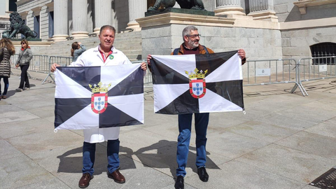 Los representantes de los m&eacute;dicos ceut&iacute;es instantes antes del inicio de la manifestaci&oacute;n _ Colegio de M&eacute;dicos
