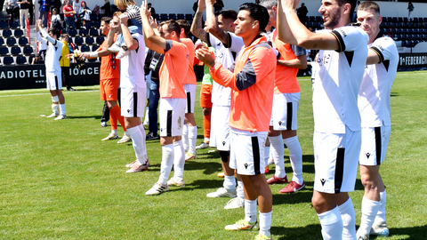 La AD Ceuta FC celebra el triunfo ante el Alcoyano. Foto: Rafa B&aacute;ez