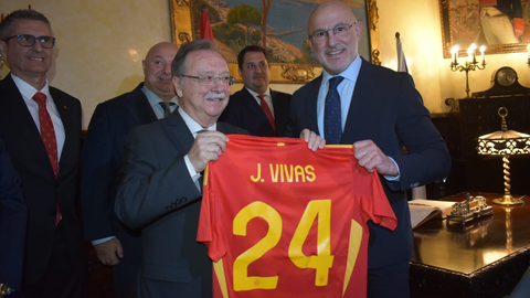 Juan Vivas y Luis de la Fuente en la bienvenida institucional / Rafa B&aacute;ez