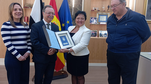 Reconocimiento de Vivas a Isabel Mar&iacute;a Guti&eacute;rrez, pregonera de la Semana Santa 2025 / Cedida