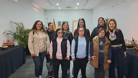 Visita de Down Ceuta a las miniaturas de Semana Santa / C&eacute;sar Mart&iacute;n