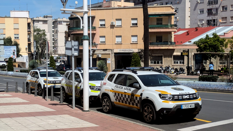 Veh&iacute;culos de la Polic&iacute;a Local a las puertas del polifuncional de las Puertas del Campo