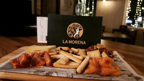  La atm&oacute;sfera acogedora de La Morena y su barra 
