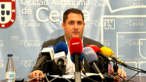 El portavoz del Gobierno, Alejandro Ram&iacute;rez, durante su comparecencia de este martes / Mohammed Ettouileb