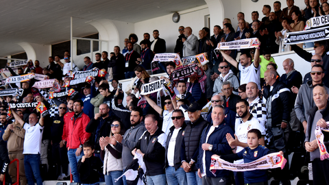Afici&oacute;n de la AD Ceuta FC en el Alfonso Murube. Foto: Rafa B&aacute;ez