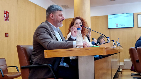 El portavoz de Ceuta Ya!, Mohamed Mustafa, en una sesi&oacute;n plenaria / Laura Ortiz