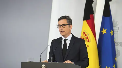Felix Bola&ntilde;os en una declaraci&oacute;n institucional desde el Palacio de La Moncloa